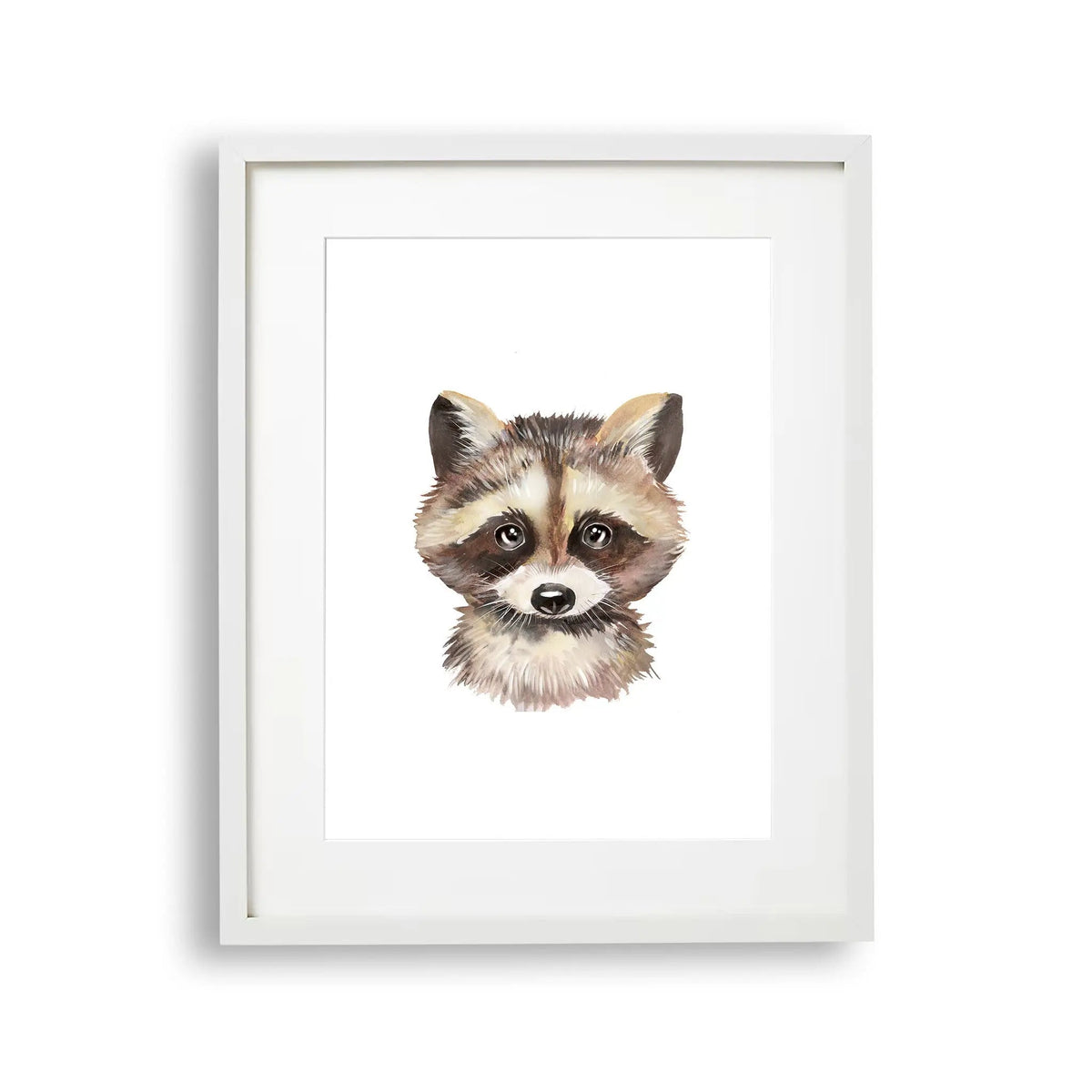 Tablou cu rama pentru copii care ilustreaza un portret al unui pui de raton care capteaza personalitatea si expresia unica a acestui animal mic si iubitor baby raccoon